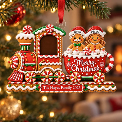 Gingerbread train family ornament mock-04-hayes-2-nguoi